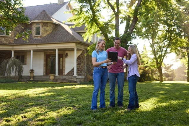 Loan officer meeting at home of customer